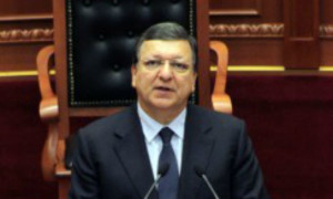 Presidenti-i-Komisionit-Europian-Hose-Manuel-Barroso-gjate-fjales-ne-Kuvendin-e-Shqiperise-Foto-Agim-Dobi-244x350