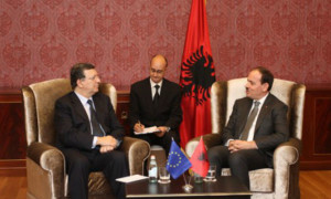 Presidenti-i-Republikes-Bujar-Nishani-priti-Presidentin-e-Komisionit-Europian-Hose-Manuel-Barroso-Foto-ATSH1-525x350
