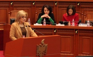Ministrja-e-Arsimit-dhe-Sportit-Lindita-Nikolli-gjate-seances-plenare-ne-Kuvend-568x350