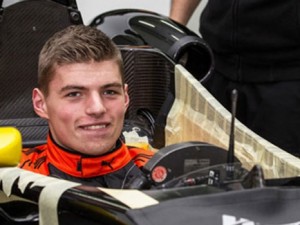 Max-Verstappen-seat-fitting1-466x350