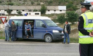 Policia-kufitare-e-Gjirokastrës-ndaloi-sot-13-emigrantë-ilegalë-Foto-Telnis-Skuqi-ATSH-2-466x350