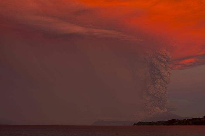 epa04716829 General view of Chilean Calbuco volcano from Puerto Montt, located at 1000 km southern Santiago de Chile, Chile, 22 April 2015. Due to the eruption of the volcano with a smoke column 20 km high, authorities declared a red alert and ordered the evacuation of around 1500 inhabitants of Ensenada, Alerce, Colonia Río Sur and Correntoso towns.  EPA/Francisco Negroni
