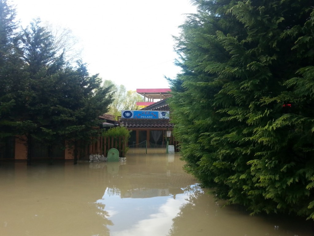 Pamje nga përmbytja në qytetin e Fierit