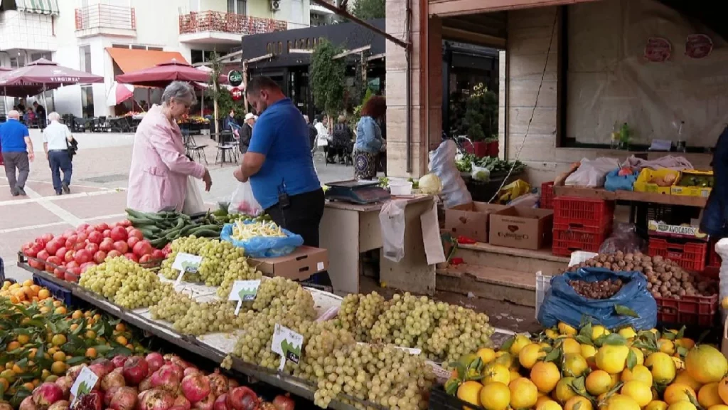 Përfshihet nga flakët tregu i fruta perimeve në Durrës  të moshuarit i merret fryma nga tymi  Banorët në panik
