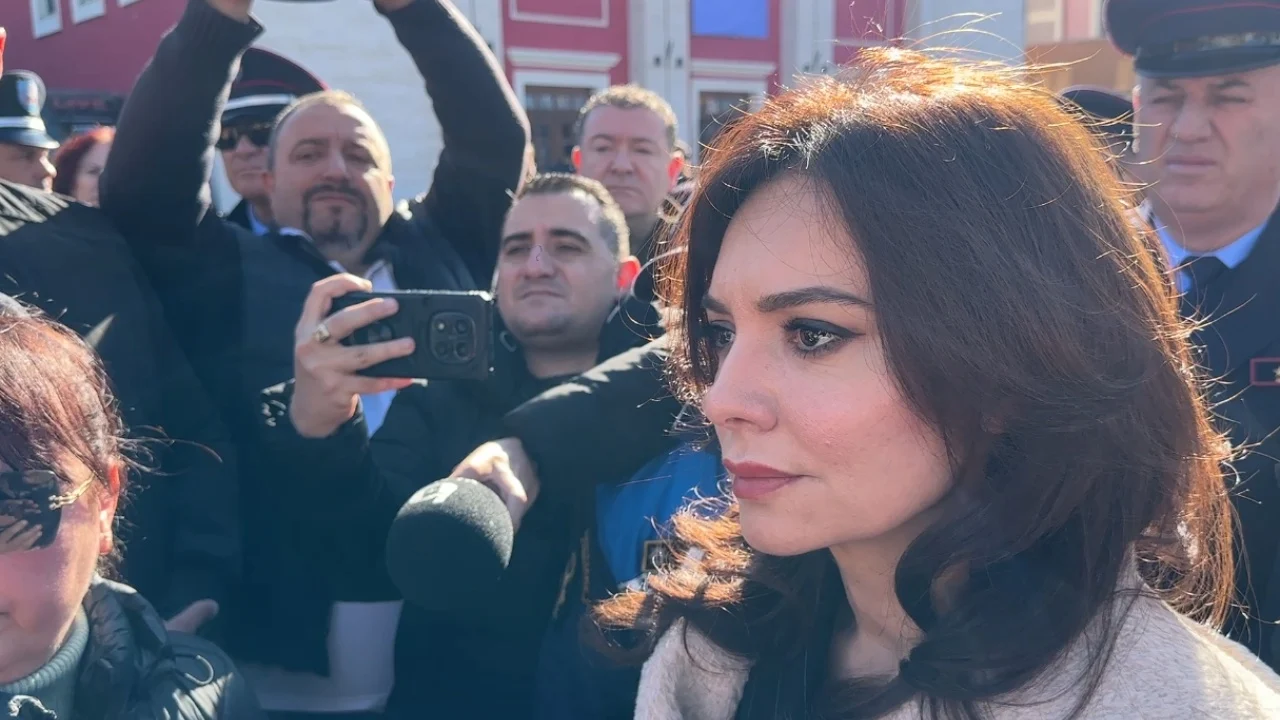 Protesta në Vlorë  Spiropali takohet me qytetarët