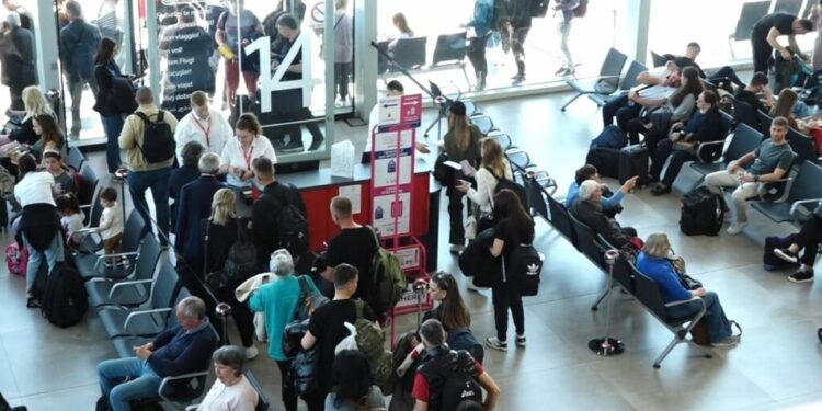 Fluturimet në Rinas vazhdojnë normalisht