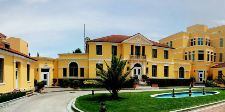 Ambasada Amerikane paralajmëron shtetasit amerikanë për protestën e 20 shkurtin