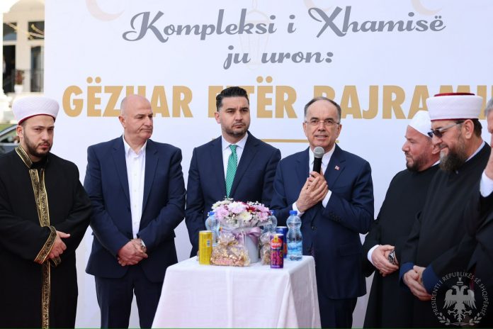 Begaj uron Fitër Bajramin nga xhamia e Golemit  mesazh për besimtarët myslimanë