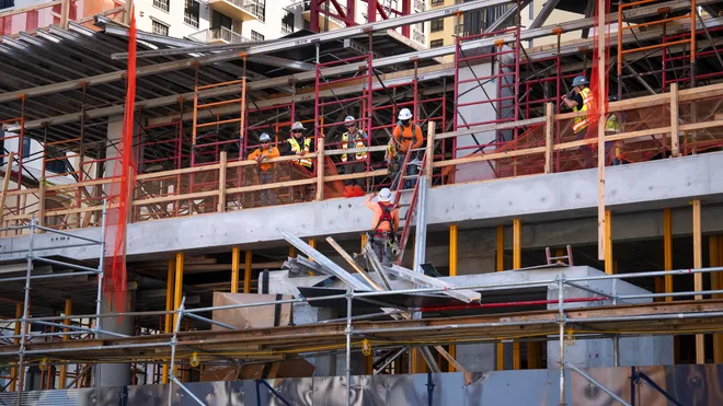 U rrëzua nga skelat e kantierit të ndërtimit  ndërron jetë 52 vjeçari shqiptar në Itali