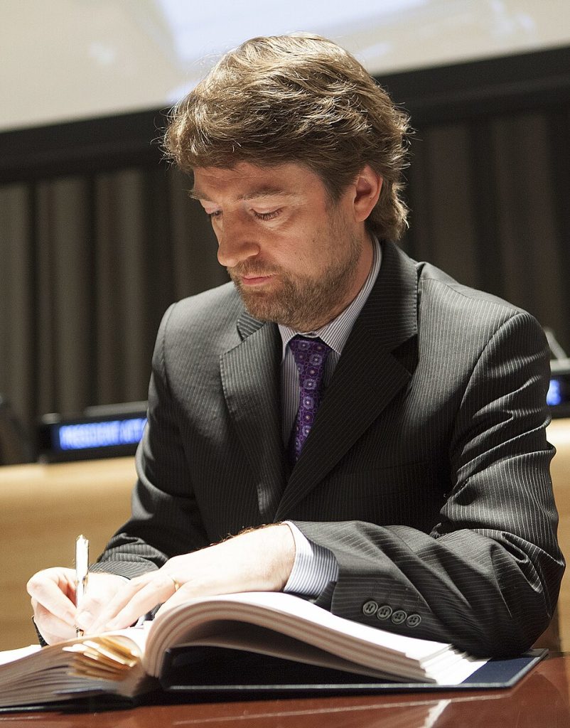  Nuk na pret bota sa të mbarojmë kafen e mëngjesit   Hoxha  S na duhet mediokritet në shërbimin e jashtëm