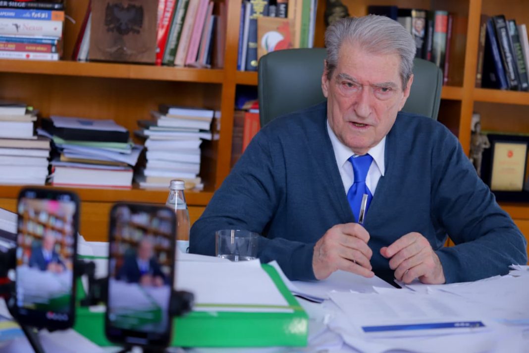 Çmimi i karburanteve  Berisha  Të përgjysmohet taksa e qarkullimit dhe lëvizja e akcizës