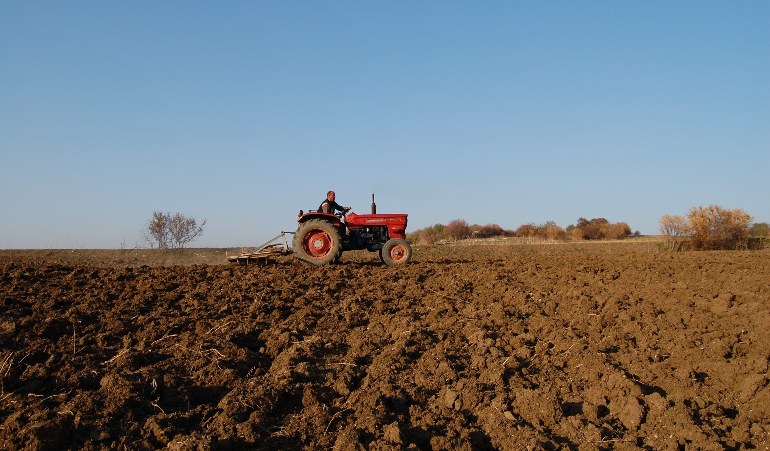 Vonesa në punimin e tokave  shkak moti i paqëndrueshëm  specialistët e bujqësisë udhëzojnë fermerët