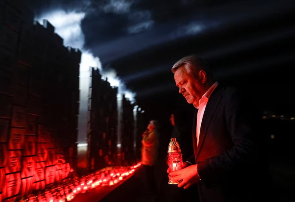 Diplomatët e BE së mbërrijnë në Ukrainë për të përkujtuar masakrën e Bucha s