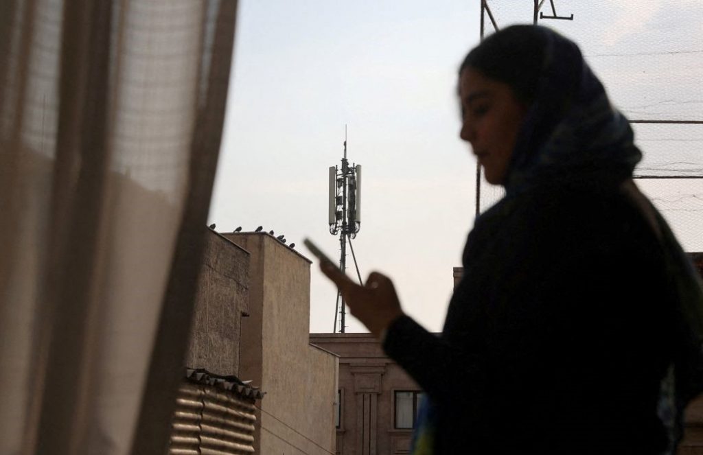 Censura e internetit në Iran hyn në javën e pestë