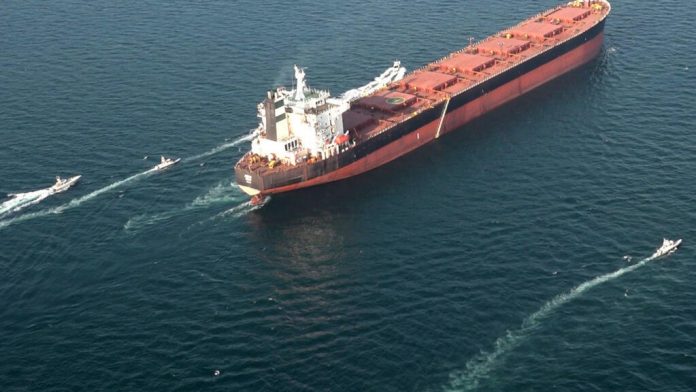 Një tanker me naftë anashkalon Ngushticën e Hormuzit përmes Detit të Kuq