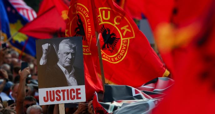 Studentët e Pejës  protestë pro UÇK  Dënojmë fyerjet dhe denigrimin e komandantëve