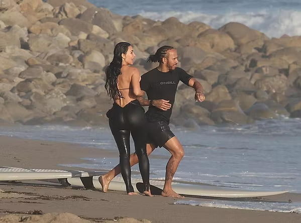 Lewis Hamilton dhe Kim Kardashian shfaqen në plazh në Malibu