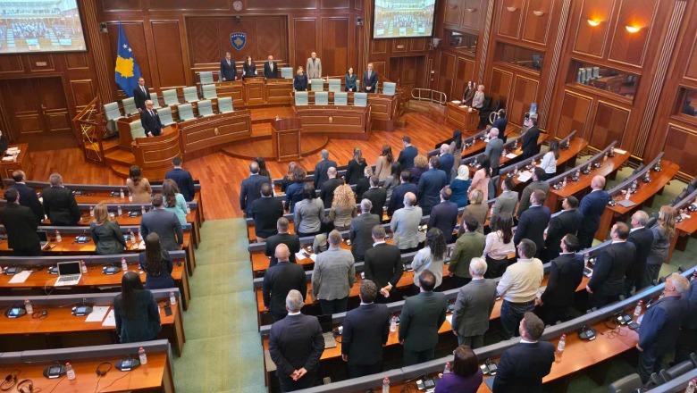 Ndarja nga jeta e akademikut Rexhep Qosja  Kuvendi i Kosovës mban 1 minutë heshtje