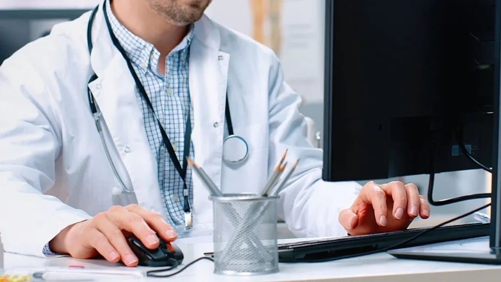 Studimi zbulon se inteligjenca artificiale dështon në diagnozën parësore të pacientit në më shumë se 80  të rasteve