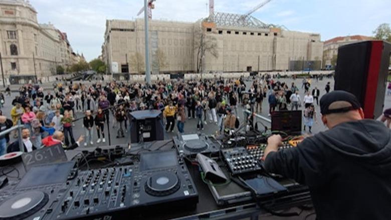 Zgjedhjet në Hungari  nis festa techno përpara parlamentit të Budapestit