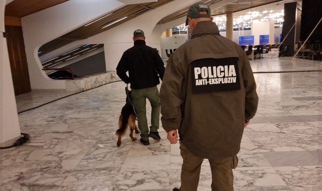 Alarm për bombë në një qendër tregtare në Tiranë  evakuohen punonjësit dhe qytetarët