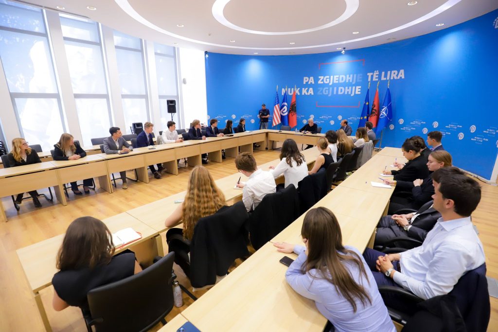 Berisha me studentët e  Sciences Po   Shqipëria e ka vendin në BE  korrupsioni pengesa kryesore