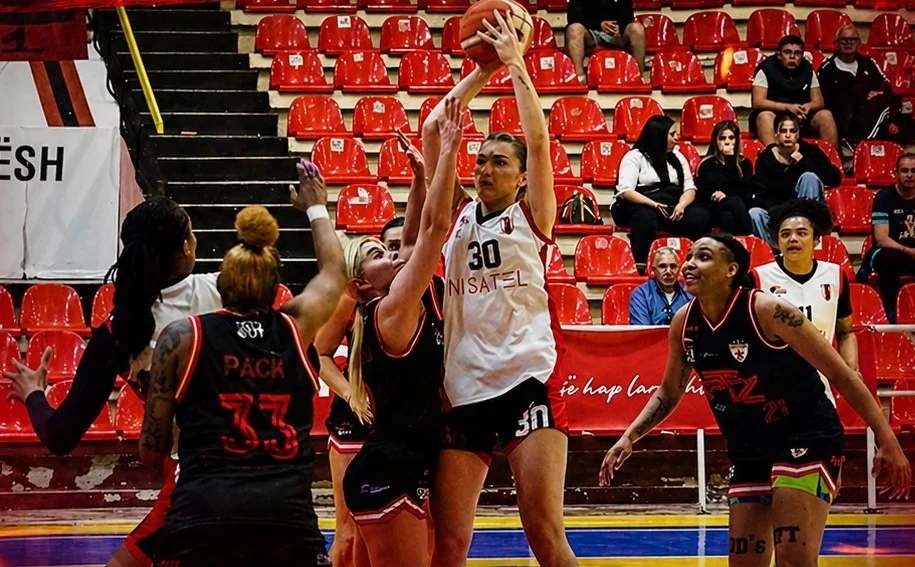 Flamurtari përmbys Partizanin 63 58 dhe kalon 2 0 në finale  një fitore larg titullit