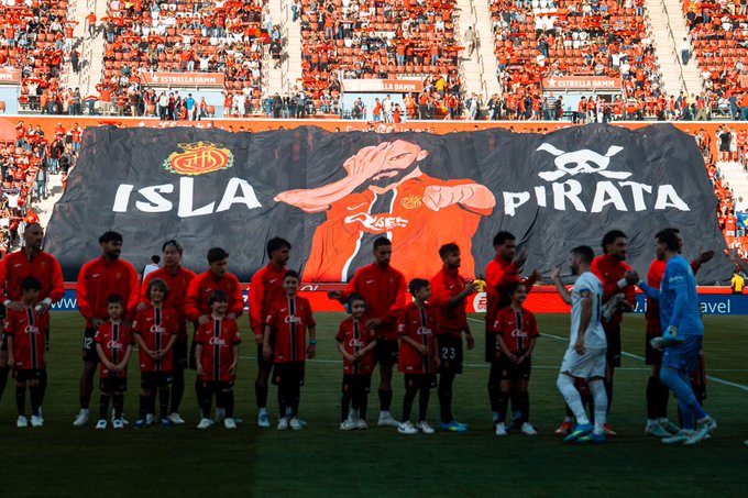 Koreografi speciale  tifozët e Mallorcas nderojnë Muriqin  Ishulli i Piratit