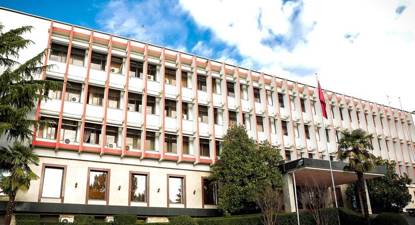  Po ata idiotët shqiptarë atje çfarë thonë   Reagon ministria e Jashtme  Publikime të pavërteta dhe të paqena