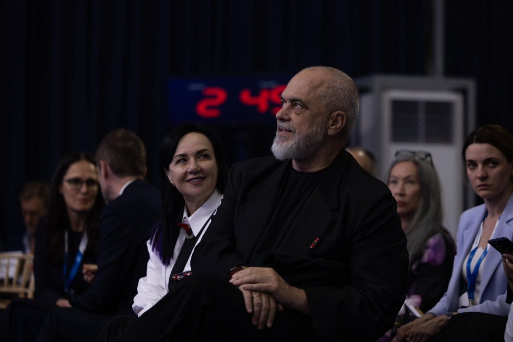 Nga takimi me Mitsotakis  tek ai me ambasadoren e SHBA në Greqi  Rama ndan fotot nga vizita në Athinë