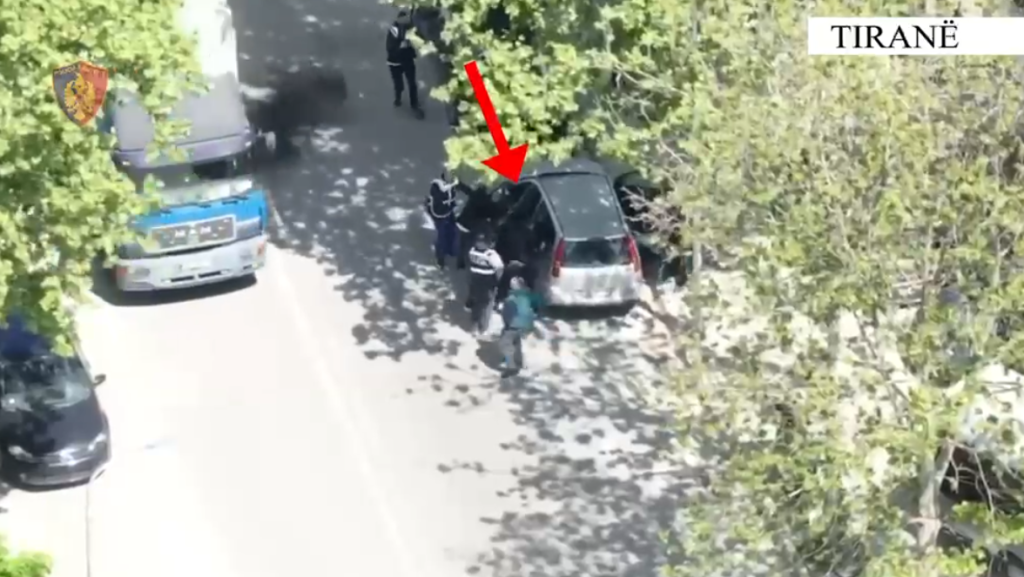 VIDEO  U kap me 3 armë zjarri në makinë  momenti kur arrestohet 48 vjeçari në Tiranë