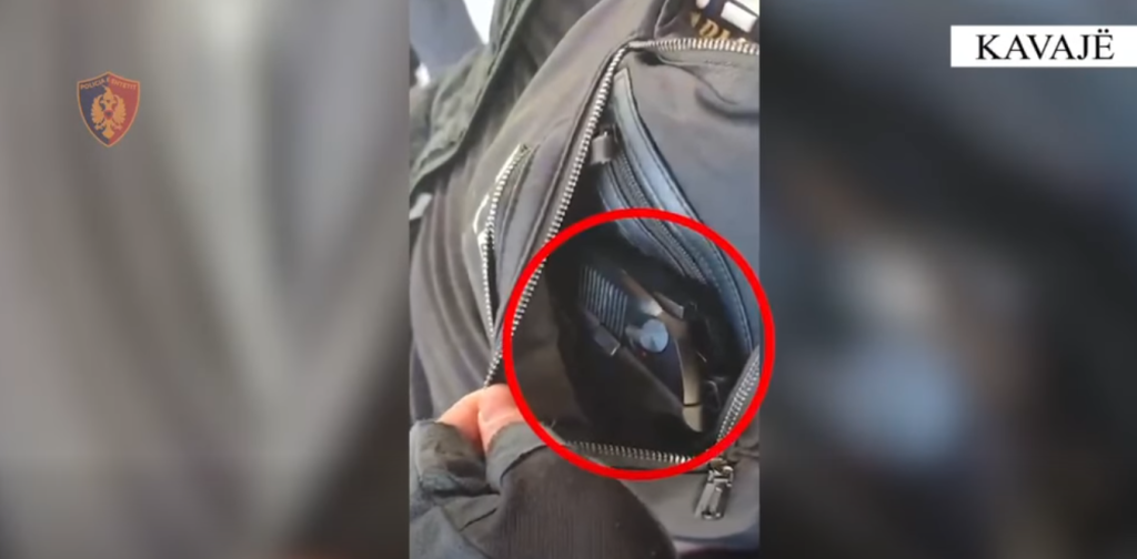 VIDEO  Lëvizte me pistoletë me vete  momenti kur kapet 32 vjeçari në Kavajë