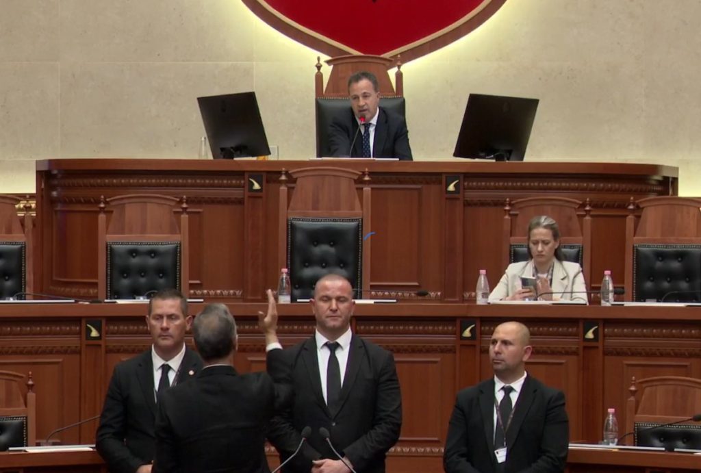 Boçi bllokon foltoren  Peleshi e përjashton nga Kuvendi  Ndërpritet 5 minuta seanca plenare