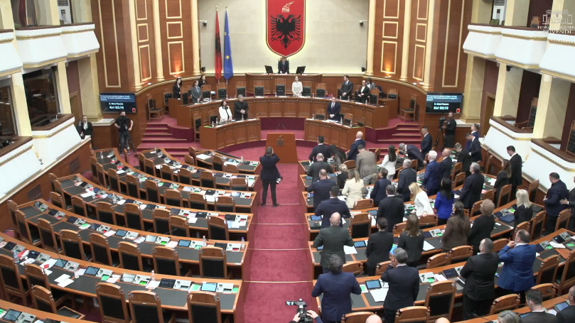 Ndarja nga jeta e akademikut Rexhep Qosja  Kuvendi mban minutë heshtje  Peleshi  Kolos i mendimit shqiptar 