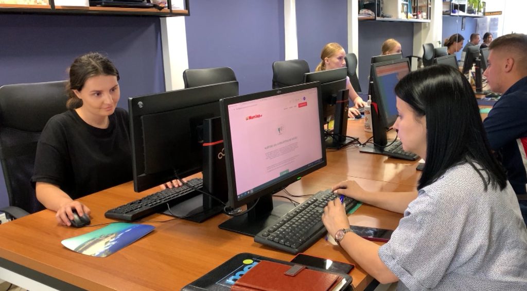 Raporti  Administrata dominohet nga gratë  mbi 40 vjeç mosha mesatare e nëpunësve