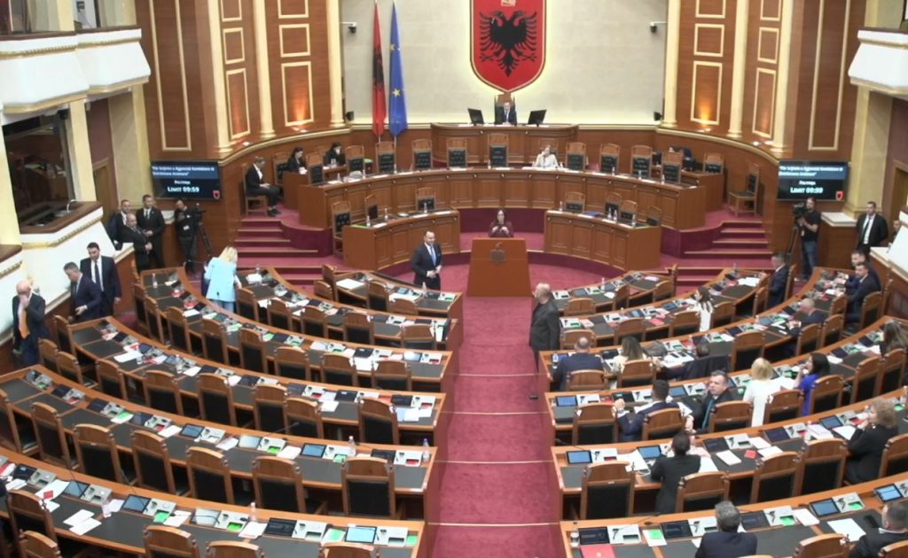 Përjashtimi i Boçit nga seanca  opozita braktis sallën e Kuvendit