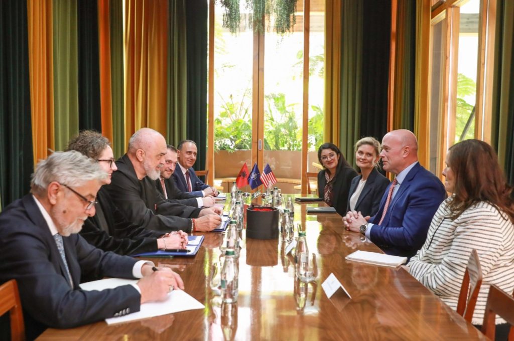 Vizita në Shqipëri  ambasadori Whitaker zbulon detaje nga takimi me Ramën dhe turi mbi Bazën Ajrore të Kuçovës