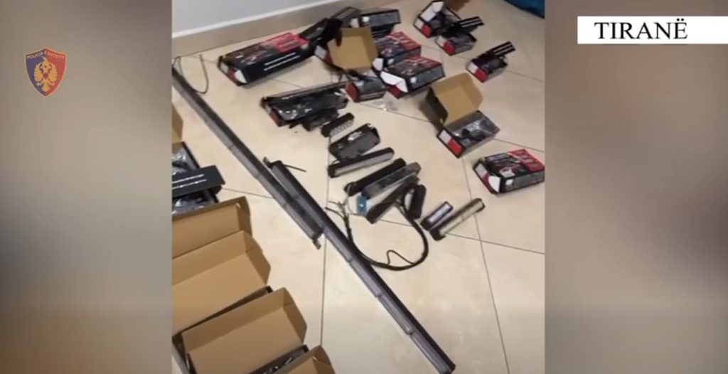 Shisnin fenelina dhe pajisje si të policisë pa autorizim  në pranga dy pronarët e dyqaneve në Tiranë
