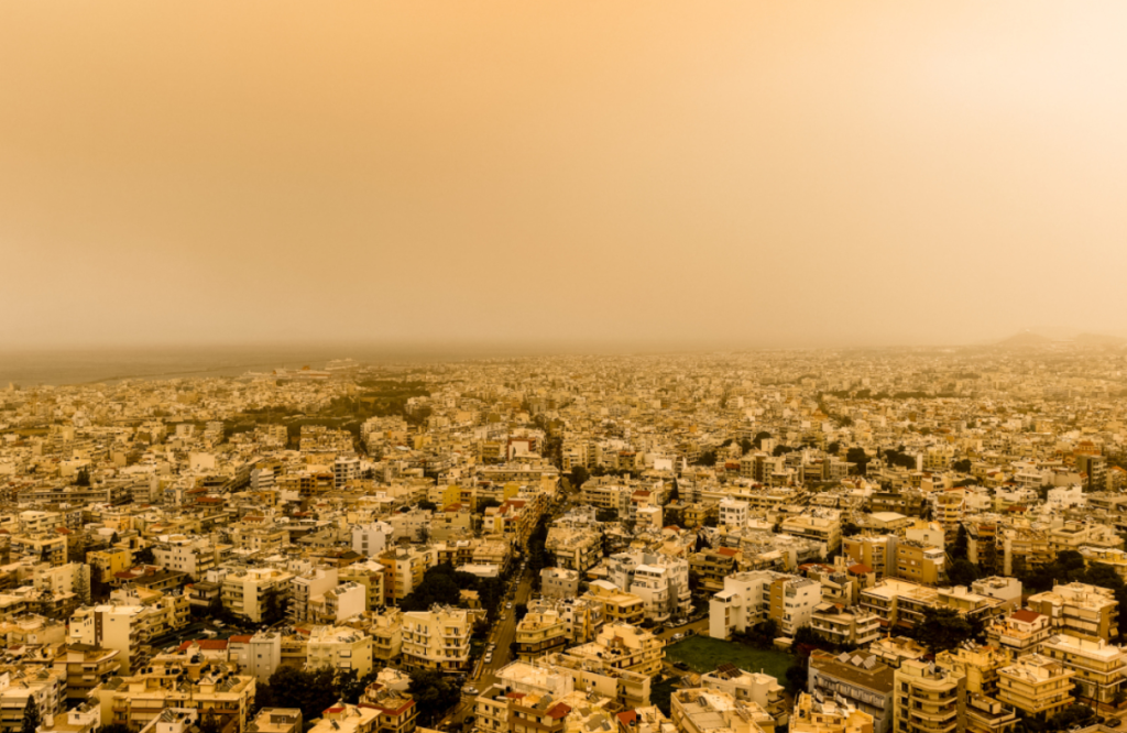 Imazhe të rralla nga pluhuri afrikan në Kretë  kaos me fluturimet  tornado përmbys kamionin