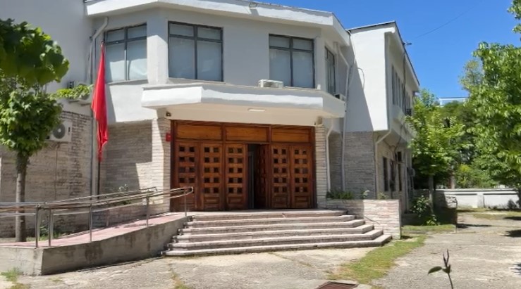 Vrasja e 30 vjeçarit në Memaliaj  gjykata lë në arrest shtëpie edhe të ndaluarin e tretë