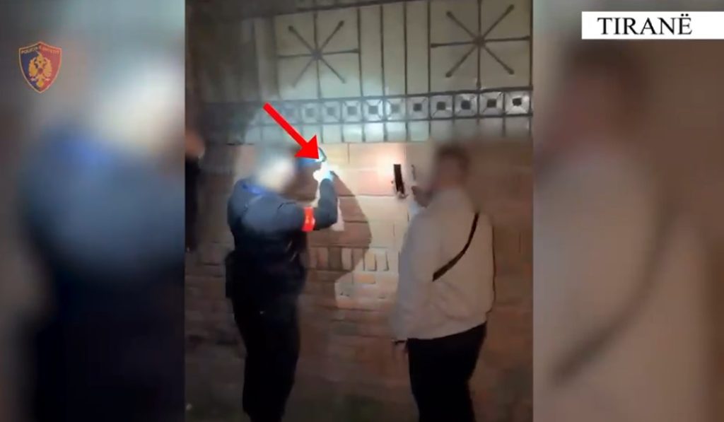 Goditen 2 raste të shitjes së drogës në Tiranë  në pranga 3 persona  Procedohen 2 të tjerë