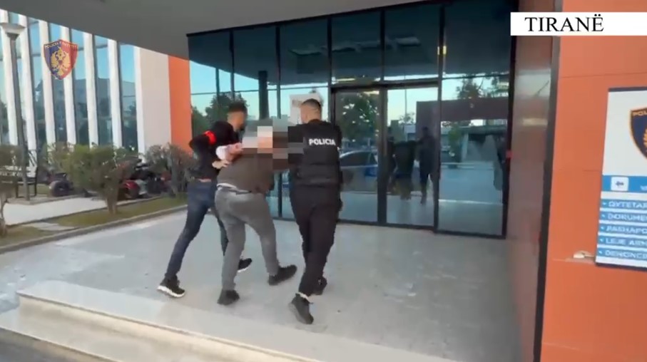 Iu gjetë në banesë pistoletë dhe municione  arrestohet 44 vjeçari në Tiranë