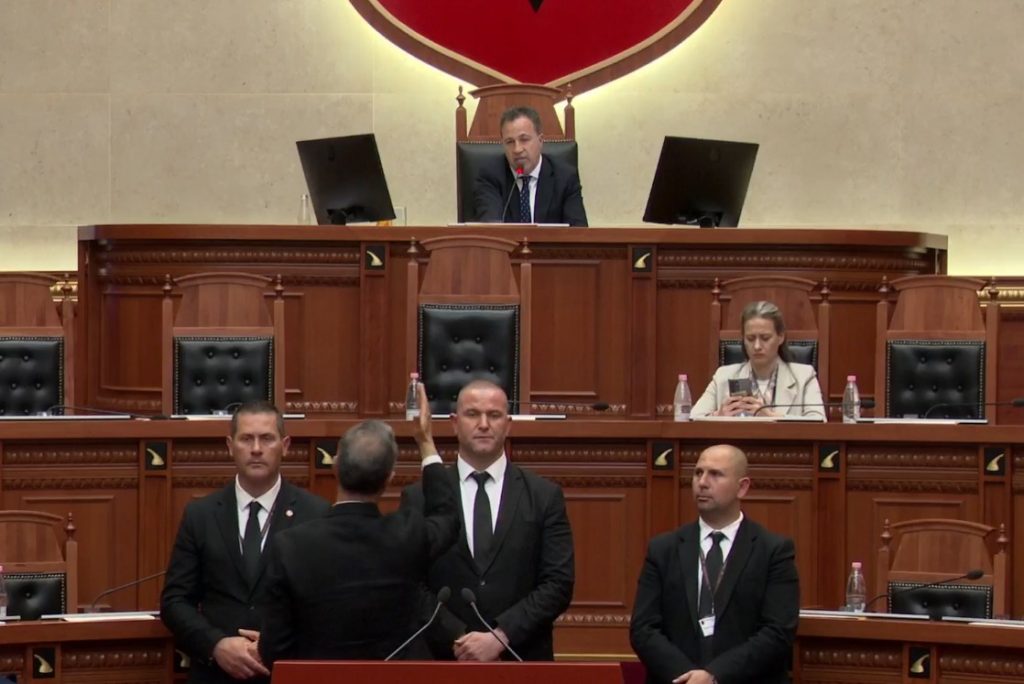 Përjashtimi i deputetit Boçi  PD dhe PL braktisin seancën plenare