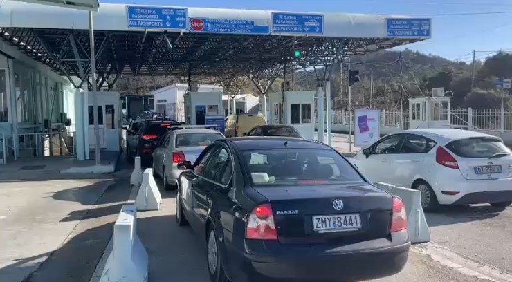 Kakavijë  ndërpritet procesi i kontrollit kufitar për shkak të një defekti  shkaktohet radhë e gjatë