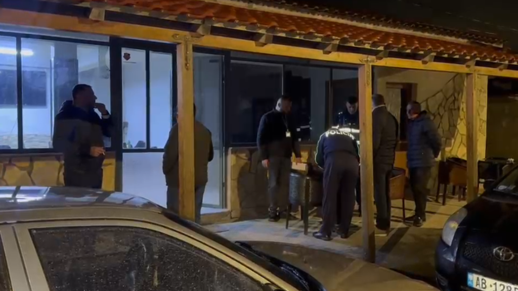 VIDEO  Sherr në Korçë  18 vjeçari godet me thikë të miturin