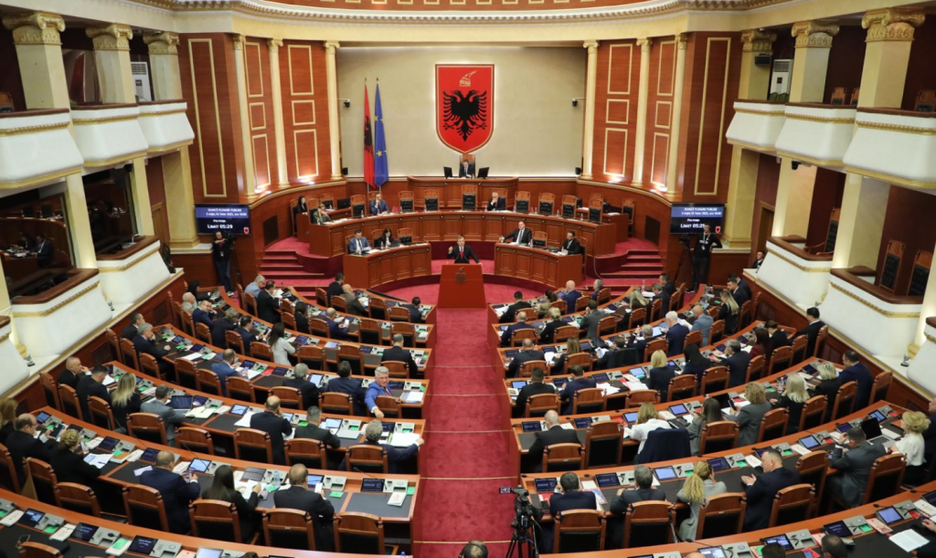 Nis seanca plenare në Kuvend  6 interpelanca me ministrat të kërkuara nga deputetët e opozitës