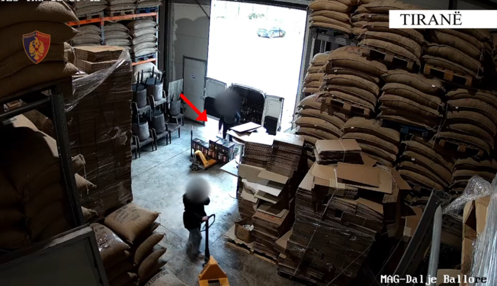 800 mijë € përfitime  Vodhën 40 tonë kafe në subjektin ku punonin  arrestohen magazinierët