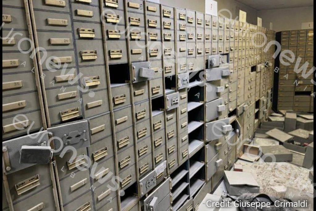 Kasaforta të boshatisura dhe rafte të hedhura në tokë  pamje nga brenda bankës së grabitur në Napoli