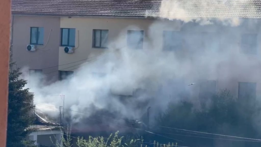 Përfshihet nga flakët një banesë në Korçë  shpëtohen anëtarët e familjes  Shkaku dyshohet një shkëndijë elektrike