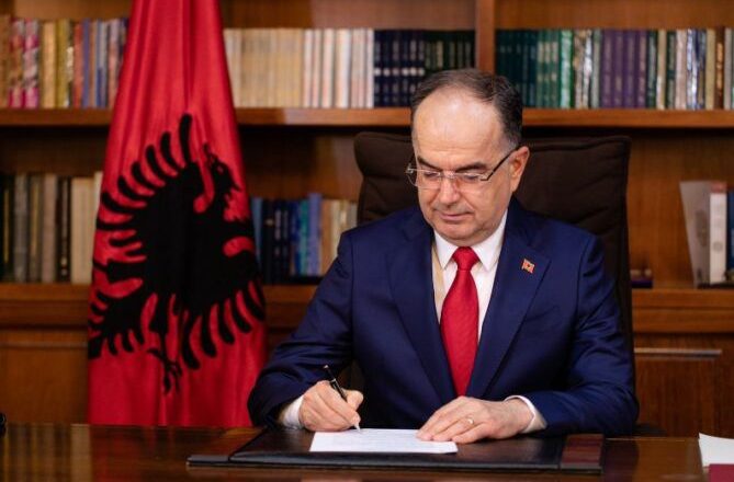 Lirohen nga detyra pesë ambasadorë të Shqipërisë  Dautllari merr detyrën e ambasadorit në BE